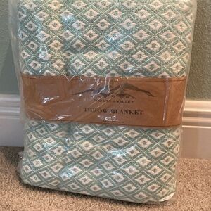 beautiful 50x60 all season throw blanket. aqua/white